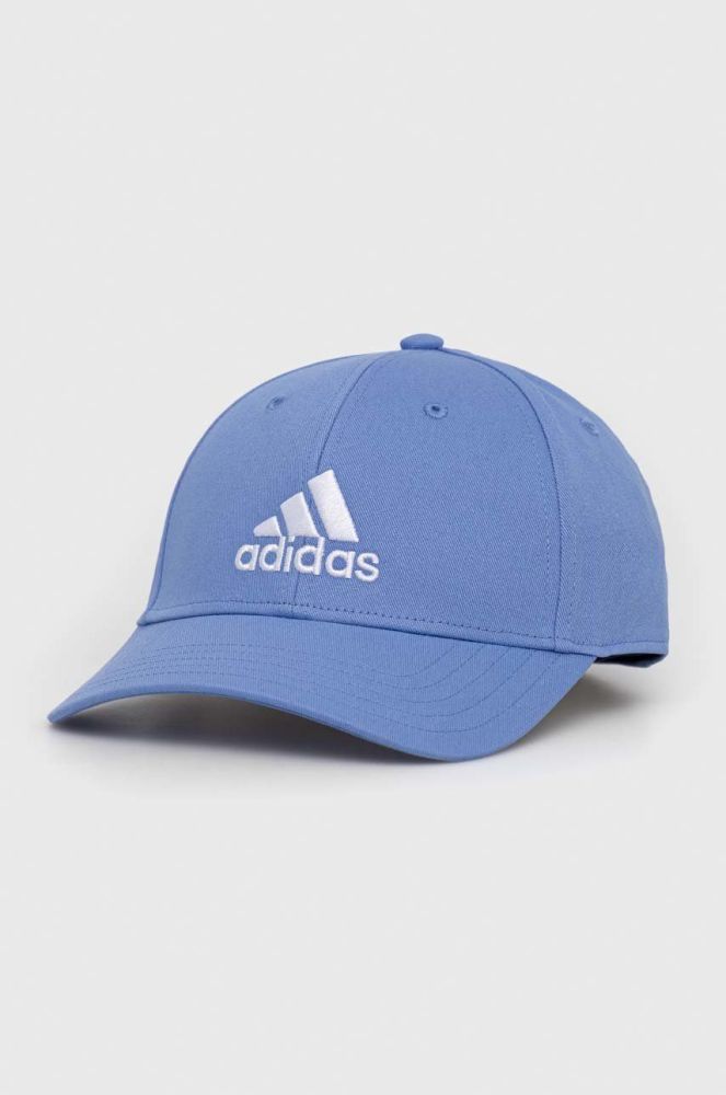 Бавовняна бейсболка adidas Performance з аплікацією колір блакитний